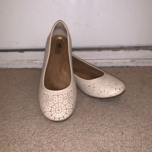 Flat beige creamy shoes